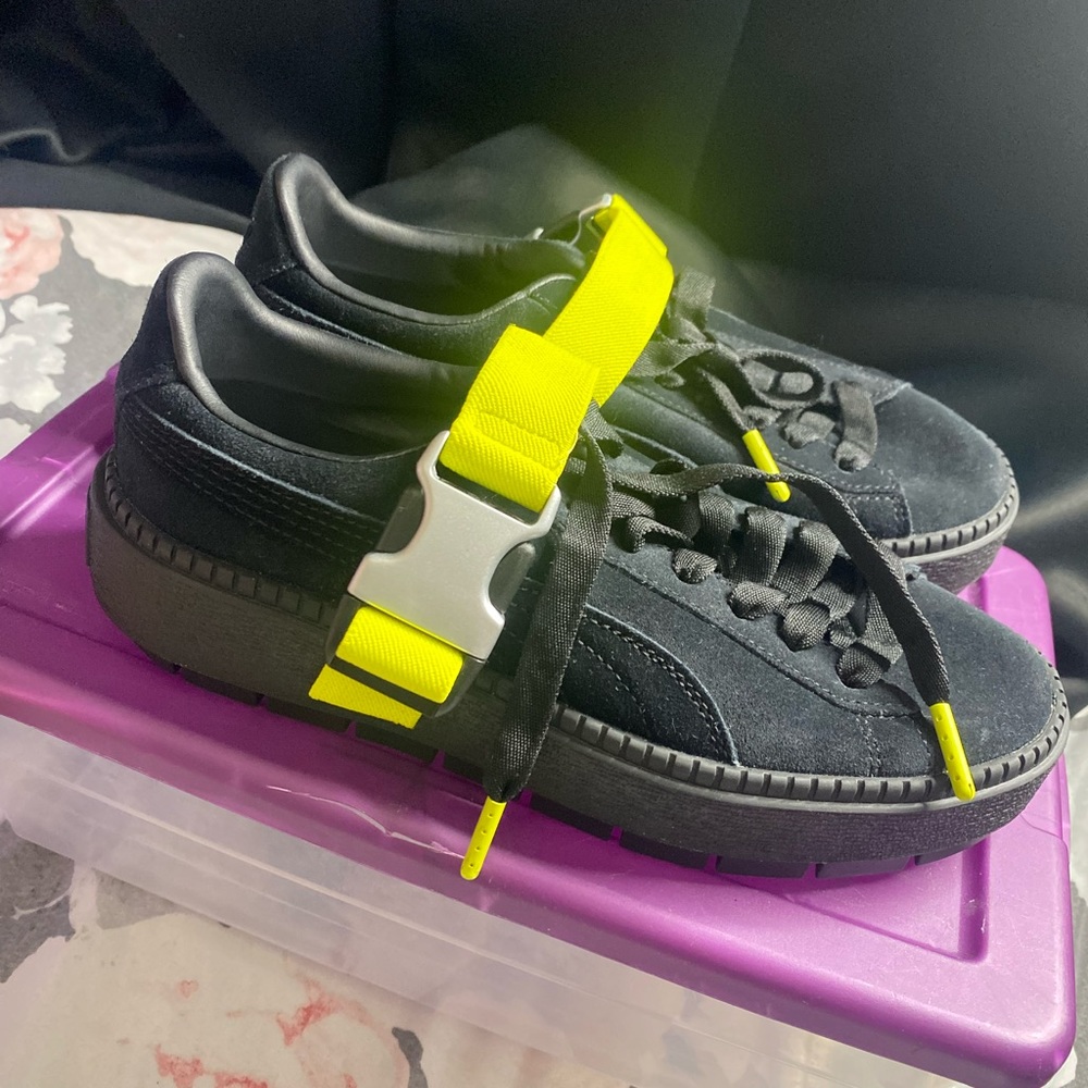 PUMA Women Black Clip Buckle Sneakers
